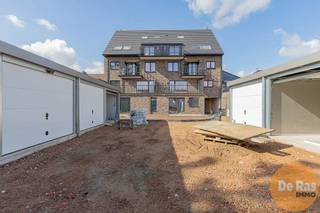HERZELE - Residentie JUDO is een stijlvolle nieuwbouwresidentie gelegen in de Stationsstraat te Herzele. Het project omvat acht kwaliteitsvolle appartementen (91m² tot 137m²), waarvan zes ruime tweeslaapkamerappartementen en twee luxueuze duplexen. De residentie werd ontworpen met aandacht voor comfort, licht en moderne afwerking, waardoor elk appartement een aangename en energiezuinige woonervaring biedt.<br /><br />De appartementen beschikken over een praktische indeling met twee slaapkamers, een volledig uitgeruste badkamer en een leefruimte met open keuken. De duplexappartementen bieden extra ruimte met drie slaapkamers en twee toiletten, wat ze bijzonder geschikt maakt voor gezinnen of wie net dat tikkeltje meer comfort zoekt.<br /><br />Op het gelijkvloers genieten de bewoners van een privatieve tuin, terwijl de appartementen op de verdiepingen zijn uitgerust met een terras waar men in alle rust kan ontspannen. Daarnaast is er de mogelijkheid om een garage afzonderlijk bij aan te kopen, wat extra gemak en veiligheid biedt.<br /><br />Residentie JUDO bevindt zich op een uitstekende locatie in het centrum van Herzele, op wandelafstand van het station, winkels, scholen en openbaar vervoer. Via de provincieweg ben je met de wagen in een mum van tijd in de omliggende steden of op de oprit van de E40. Dankzij de centrale ligging en de vlotte verbindingen met omliggende steden combineert dit project rustig wonen met optimale bereikbaarheid.<br /><br />De opgegeven prijzen zijn exclusief kosten.<br />De aankoop kan, mits het voldoen aan de voorwaarden, genieten van het verlaagde btw-tarief van 6%.<br /><br />OOK voor bedrijven/investeerders die het pand aankopen voor verhuur (15 jaar)<br /><br />De oplevering wordt verwacht vanaf eind mei 2026.<br /><br />Ontdek jouw nieuwe thuis vandaag! Bel of mail onze makelaar Karolien voor meer informatie of een bezoek: 0489/52.28.36 - karoliensteppe@immoderas.be