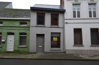 <p><span>Charmante rijwoning in centrum gemeente</span></p><p><span> </span></p><p><span>Perfect gelegen woning in centrum gemeente en toch vlakbij natuur (overzetboot, fietsroutes, ...)</span></p><p><span>Indeling op glijkvloers : inkomhal, ruime living (met nieuwe laminaat), grote gezellige volledig ingerichte leefkeuken voorzien van veel kastruimte en alle toestellen met zicht op afgesloten koer, grote berging, bergruimte onder trap</span></p><p><span>Op eerste verdieping : hal, 2 slaapkamers, badkamer in industriële stijl met ligbad en douche, aparte toilet, zolderkamer.</span></p><p><span> </span></p><p><span>Centrale verwarming met aardgas voorzien in alle ruimtes.</span></p><p><span> </span></p><p><span>Beschikbaar : 01/11</span></p><p><span> </span></p><p><span>Verdere info of een bezoek ter plaatse contacteer Immo Twins 052/.55.55.55 of info@immotwins.be</span></p>
