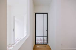 <p><span>GENTBRUGGE - Stijlvol gerenoveerde woning met zonnige stadstuin</span></p><p><span> </span></p><p><span>Gelegen in de Henri Bouckaertstraat 24 te Gentbrugge bevindt zich deze instapklare gezinswoning met 3 slaapkamers en een zuidwestgerichte stadstuin. </span></p><p><span> </span></p><p><span>De woning onderging in 2026 een totaalrenovatie waarbij werd ingezet op kwalitatieve materialen, een doordachte indeling en hedendaags wooncomfort. </span></p><p><span>Het gunstige EPC-label A vormt daarbij een extra troef. </span></p><p><span> </span></p><p><span>De centrale ligging zorgt voor een uitstekende bereikbaarheid. Winkels, scholen, openbaar vervoer en belangrijke invalswegen bevinden zich in de onmiddelijke omgeving, terwijl u tevens geniet van een vlotte verbinding naar het centrum van Gent. </span></p><p><span> </span></p><p><span>Enkele troeven: </span></p><ul><li><span>Totaalrenovatie in 2026</span></li><li><span>EPC A</span></li><li><span>Zuidwestgerichte stadstuin met tuinhuis</span></li><li><span>Kwalitatieve afwerking en materialen</span></li><li><span>Praktische en doordachte indeling</span></li><li><span>Centrale ligging</span></li></ul><p><span> </span></p><p><span>Indeling: </span></p><p><span>Gelijkvloers:</span></p><p><span>Via de inkomhal met berging en gastentoilet bereikt u de eetplaats met aansluitend de open keuken en leefruimte. Vanuit de leefruimte heeft u toegang tot de zonnige stadstuin met ruim tuinhuis.</span></p><p><span>Verdieping(en): </span></p><p><span>Op de eerste verdieping bevinden zich een slaapkamer, een apart toilet en een badkamer uitgerust met een inloopdouche, ligbad en dubbel lavabomeubel. </span></p><p><span>De tweede verdieping omvat twee bijkomende slaapkamers. </span></p><p><span> </span></p><p><span>Verder beschikt de woning over een praktische kelder. </span></p><p><span> </span></p><p><span>Belangrijk: </span></p><p><span>Richtprijs: 545.000 EUR</span></p><p><span>EPC: A</span></p><p><span> </span></p><p><span>Contacteer Axel Lenaerts Makelaars voor meer informatie of een bezoek: <span>destelbergen@axellenaerts.be</span></span><span> of 09/219.08.77</span></p>