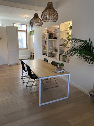 <p>Gezellig, instapklaar huis met 3 slaapkamers en rustige tuin</p><p>Op een gunstige locatie te Rumst vinden we deze instapklare woning met drie slaapkamers en een prachtige zuid-oost georiënteerde tuin terug. De oorspronkelijke woning werd volledig gestript en gerenoveerd (2017) met behulp van een binnenhuisarchitecte waardoor de woning zich onderscheidt door tal van aspecten. De woning is uitstekend gelegen dankzij de centrale ligging en vlakbij belangrijke invalswegen zoals de E19 en de A12. Verder bevindt u zich in een rustige, toch bruisende omgeving op wandelafstand van supermarkt, eet-en drinkgelegenheden, wandelpark, fietsdijk, scholen en het openbaar vervoer.</p><p>We betreden de woning via de inkomhal met aparte vestiaire, die ons toegang geeft tot de gezellige living en sfeervolle woonkamer. De open keuken die mooi geïntegreerd is in het geheel is voorzien van kwalitatieve toestellen. De grote raampartijen aan het terras zorgen voor een open gevoel en vooral voor veel lichtinval doorheen de ganse woning. Via de trap bereiken we de nachthal die ons toegang geeft tot een open bureau, twee slaapkamers, een aparte dressing en een moderne badkamer voorzien van wastafel, toilet, ligbad en inloopdouche.</p><p>Op de 2de verdieping bevindt zich nog een lichtrijke slaapkamer voorzien van opbergruimte.<br />Verder beschikt de woning over een droge kelder, bereikbaar via een vaste trap, die kan worden gebruikt als opslagplaats, wasplaats of wijnkelder. De kelder is bovendien voorzien van een recent vernieuwde Viessmann-verwarmingsinstallatie voor optimaal comfort en rendement.</p><p>Een bijkomende troef bevindt zich achteraan het perceel: via het ruime tuinhuis, dat tevens over elektriciteit beschikt, bereikt u een afgesloten servitudeweg.</p><p>U kan ons steeds bereiken op het nummer of via mail .</p>