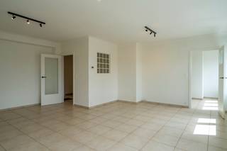 Welkom in <strong>Residentie Mercator</strong>, waar comfort, stijl en locatie samenkomen.<br />Dit <strong>instapklare appartement</strong> op de vierde verdieping biedt u alles wat u zoekt: ruimte, licht en een doordachte indeling.<br /><br /><strong>Woonruimte &amp; keuken</strong><br />Via de ruime inkomhal met ingebouwde vestiaire en gastentoilet komt u in de <strong>gezellige leefruimte</strong> met grote raampartijen die zorgen voor overvloedig natuurlijk licht.<br />De <strong>aansluitende keuken</strong> is volledig uitgerust met <strong>kwalitatieve toestellen</strong>, veel <strong>opbergruimte </strong>en een praktische indeling voor wie graag kookt.<br /><br /><strong>Slaapcomfort &amp; badkamer</strong><br />Er zijn <strong>twee slaapkamers</strong>, elk met een <strong>inloopkast </strong>en <strong>laminaatvloer</strong>. Vanuit één kamer heeft u toegang tot een <strong>gezellig terras.</strong><br />De <strong>moderne badkamer </strong>is uitgerust met een <strong>wastafel, douchebad</strong> en extra <strong>opbergruimte</strong>.<br /><br /><strong>Extra troeven</strong>
<ul>
	<li>Privatieve berging in de kelder</li>
	<li>Mogelijkheid tot aankoop van een afgesloten garage</li>
	<li>Gunstige EPC-score</li>
	<li>Centrale ligging</li>
</ul>
✨ Kortom: dit appartement combineert comfort, stijl en een toplocatie voor wie instapklaar wil wonen in Kortrijk.<br />📞 Contact: Simon op 0471 547 642<br />✉️ Mail: simon@dekeyser.immo