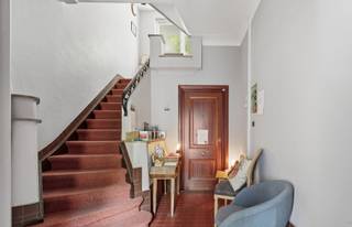 -*** JOURNÉE DE VISITE : 22/8 - RÉSERVATION UNIQUEMENT VIA WWW.POLARES.EU ***<br /><br />À la recherche d'un appartement prêt à emménager avec ce petit plus ? Alors, cet charmant appartement de plain-pied dans une rue calme et prisée vaut vraiment la peine d'être visité.<br />Avec une superficie habitable de 92m² (selon le PEB), vous bénéficiez d'un agencement réfléchi : un hall d'entrée spacieux, une cuisine conviviale avec vue sur le jardin privatif, un salon lumineux, un bureau, une salle de bains et actuellement une grande chambre (2 possibles). Idéal pour ceux qui veulent vivre confortablement ou recherchent une flexibilité supplémentaire.<br />À l'extérieur, un véritable atout vous attend : une terrasse partiellement couverte qui se prolonge harmonieusement dans un jardin de ville confortable. À l'arrière se trouve également une annexe entièrement rénovée, actuellement aménagée en espace de pratique/bureau. Parfait comme bureau à domicile, cabinet, espace de loisirs ou atelier.<br /><br />Et ce n'est pas tout :<br />✔️ Garage privatif spacieux<br />✔️ Cave<br />✔️ Pas de charges communes<br /><br />L'emplacement ? Difficile à surpasser ! À seulement 10 minutes à pied de la station de métro Tomberg, à 5 minutes du parc Georges Henri et avec un Delhaize littéralement au coin de la rue, vous bénéficiez ici d'une accessibilité excellente et de toutes les commodités à portée de main.<br /><br />📅 L'inscription à la journée de visite se fait exclusivement via www.polares.eu<br /><br />Une opportunité unique pour ceux qui recherchent une maison avec du caractère, un bel espace extérieur et un espace polyvalent supplémentaire dans un emplacement de choix. Ne manquez pas cette chance !