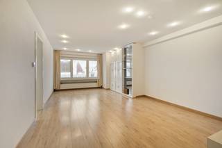 Bent u op zoek naar een strategische investering of ruim tweede verblijf aan de Belgische kust? Dit te moderniseren appartement aan de Koningslaan biedt de perfecte basis voor wie wil kopen in Knokke. Dankzij de centrale ligging in deze prestigieuze badstad geniet u van een open uitzicht en bevindt u zich op wandelafstand van zowel de zeedijk als de commerciële kern van Knokke-Heist.Dit unieke aanbod bevindt zich in de verzorgde residentie "Middelheim", waarvan de gevel en inkomhal recent werden gerenoveerd. Met een gunstig EPC-label B is dit een duurzame keuze voor wie kwalitatief vastgoed zoekt. Een extra troef is dat vakantieverhuur op deze locatie is toegestaan. Naast de uitstekende bereikbaarheid beschikt dit pand over een private kelderberging en twee overdekte fietsplaatsen.Indeling van het appartement:- ruime inkomhal met gastentoilet- lichtrijke leefruimte - functionele keuken- badkamer uitgerust van douche, wastafel en toilet- eerste en tweede volwaardige slaapkamer- derde volwaardige slaapkamer met toegang tot achterliggend terras- terras voorzien van twee extra praktische bergruimtesWens u meer informatie of een bezoek aan dit appartement dat te koop staat? Contacteer dossierbeheerder Arne Reubens via +32 472 186 304 of arne.reubens@dewaele.com.Deze AI-visualisaties zijn bedoeld als inspiratie. Er werd geen rekening gehouden met technische specificaties, stedenbouwkundige voorschriften of de concrete mogelijkheden tot realisatie.