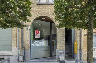 Te Huur: Charmant Handelspand (55m²) in het Hart van Nieuwpoort-Stad!<br /><br />*Polyvalente handelsruimte: Lichtrijke en overzichtelijke oppervlakte van 55 m².<br />*Voorzieningen: Uitgerust met een praktisch keukentje en een privé sanitaire ruimte (toilet).<br />*Parkeergelegenheid: Voldoende parkeermogelijkheden vlak voor de deur voor jou en je klanten.<br />*Individuele tellers: Eigen contracten voor water, gas en/of elektriciteit .<br />*Verwarming op elektriciteit<br /><br />Huurvoorwaarden:<br />*Huurcontract:** Handelshuur (3-6-9)<br />*Huurwaarborg:** 3 maanden huur<br />*Beschikbaarheid: Direct<br /><br />Interesse?<br />Aarzel niet en grijp deze kans om jouw onderneming op de kaart te zetten in Nieuwpoort!<br /><br />???? Contacteer ons vandaag nog voor een plaatsbezoek of meer informatie.