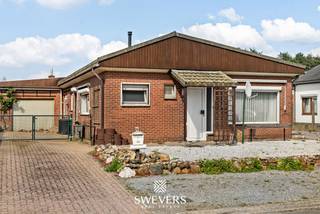 Voor meer info en foto’s, surf naar www.swevers.be– Instapklare gelijkvloerse open bebouwing in een rustige straat in Houthalen, met een bewoonbare...