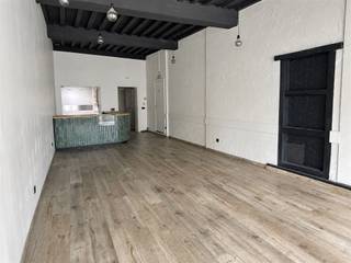 Op een absolute toplocatie aan de Sint-Jansvliet 21, vlak bij de ingang van de Antwerpse voetgangerstunnel, bevindt zich deze bijzondere horecaruimte van circa 71 m² met een ruim terras van circa 30 m².Het pand ligt achter de opvallende gevel met het bekende paddenstoelenkunstwerk van de Antwerpse kunstenares Charlotte De Cock. Het schilderwerk geniet internationale aandacht en doet dagelijks heel wat voorbijgangers en toeristen stilstaan. Dat geeft de locatie een herkenbaar en eigenzinnig karakter, met een sterke natuurlijke zichtbaarheid.De horecaruimte leent zich uitstekend voor een koffiebar, lunchzaak, restaurant, wijnbar of ander aantrekkelijk horecaconcept. Dankzij het terras kan de zaak ook buiten een aangename plek creëren voor klanten.De centrale ligging aan de Sint-Jansvliet, op wandelafstand van de Grote Markt en de Kloosterstraat, zorgt voor een constante passage van buurtbewoners, shoppers, dagjesmensen en internationale bezoekers.
