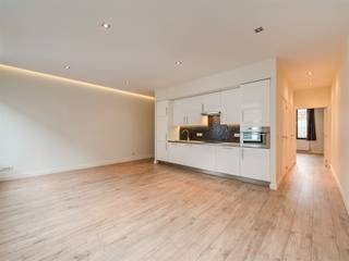 <p><span>Wonen in een van de gezelligste buurten van t Stad, in een prachtig afgewerkt appartement waar het licht langs alle kanten binnenvalt? Check! Dit ruime éénslaapkamerappartement combineert hoge plafonds, grote ramen en een mooie afwerking met een absolute toplocatie in Sint-Andries. Rustig wonen met de Nationalestraat, het Sint-Andriesplein en de Groenplaats vlakbij: veel beter wordt het niet.</span></p><p><span> </span></p><p><span>Licht, licht en nog eens licht</span></p><p><span>Je vindt dit appartement op de tweede verdieping, waar je binnenstapt in de hal en meteen merkt dat er bij de renovatie veel aandacht ging naar een kwalitatieve en duurzame afwerking. De mooie eiken laminaatparket loopt doorheen bijna het volledige appartement en zorgt samen met de hoge plafonds van maar liefst 3 meter voor een warme, ruime uitstraling.  Via de gang wandel je de leefruimte binnen, waar vooral de grote raampartijen aan de voorzijde meteen in het oog springen. Licht heb je hier dus in overvloed! Er is ruim plaats voor een gezellige zithoek en eettafel, met centraal in de ruimte de open keuken. Die is strak afgewerkt met kleine zwarte tegeltjes en volledig uitgerust met een keramische kookplaat, dampkap, spoelbak, koelkast, combi-oven en vaatwasser.  Aansluitend heb je nog een handige extra ruimte met aansluitingen voor je wasmachine en droogkast. Er is bovendien plaats voor een extra koelkast, maar je kunt deze ruimte evengoed deels inrichten als dressing, bureau of extra berging.</span></p><p><span> </span></p><p><span>Ruime slaapkamer &amp; knappe badkamer</span></p><p><span>De slaapkamer is met z’n 16,5 m² lekker ruim en heeft dezelfde mooie vloer, hoge plafonds en grote ramen als de leefruimte. Naast een dubbel bed en een grote kleerkast heb je hier nog plaats over voor bijvoorbeeld een leeshoekje of extra opbergruimte.</span></p><p><span>Tussen de slaapkamer en leefruimte vind je de mooi afgewerkte badkamer, met een dubbele lavabo, grote spiegel met ledverlichting, radiator en een ruime inloopdouche met regendouche. Het toilet is apart en kreeg een stijlvolle zwarte tegel en een eigen handenwasser.</span></p><p><span> </span></p><p><span>Dorpsgevoel midden in t Stad</span></p><p><span>De Pompstraat is een rustige zijstraat van de Nationalestraat, midden in Sint-Andries. Een buurt met een uitgesproken eigen karakter en een heerlijk dorpsgevoel, terwijl je toch pal in de stad woont. Wandel de straat uit en je kiest: de gezellige stadsdrukte induiken of rustig richting het Sint-Andriesplein kuieren.</span></p><p><span>De Groenplaats ligt op amper enkele minuten wandelen en in de buurt vind je een massa gezellige cafés, restaurants en winkels. Ook openbaar vervoer is vlakbij. Kortom: een rustige thuisbasis met zowat alles wat Antwerpen leuk maakt binnen handbereik.</span></p><p><span> </span></p><p><span> </span></p>