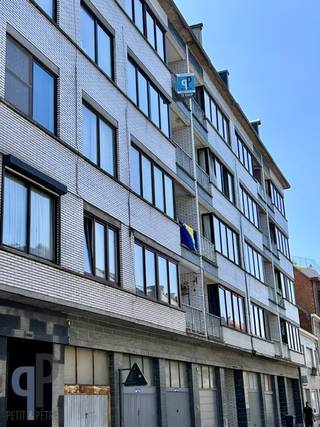 Te midden van het bruisende centrum van Zottegem vinden we dit totaal, hoogwaardig gerenoveerd 2-slaapkamerappartement. Het appartement omvat een inkomhall met gastentoilet, ruime leefruimte en een ingerichte keuken, met leuk balkon en een handige berging. Verder zijn er 2 slaapkamers, waarvan de grootste ook een balkon heeft. De badkamer omvat een douche, wasmeubel en aansluiting voor wasmachine en droogkast. Bij het appartement horen 2 private kelders en een handige private fietsenberging! GEEN asbest, EPC B en conforme elektriciteit ! Het dak werd vorig jaar compleet vernieuwd. Absolute topper als eigen bewoning of ideale opbrengsteigendom. Voor meer inlichtingen of een bezoek, contacteer Veronique 0483/676579