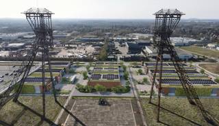 <p><span>De nieuwe bedrijvencampus <strong>"MIJNPARK"</strong> is gelegen op het industrieterrein Centrum-Zuid vlakbij de op- en afrit 29 van de E314 (Aken - Heerlen - Brussel), in het hart van Limburg.<br /><br />Op dit voormalig mijnterrein worden <strong>30</strong> duurzame en kwalitatieve KMO-units/showrooms/kantoren gebouwd met het oog op energie-efficiëntie. </span><span>Een combinatie van polyvalente en compacte panden zorgt voor een verscheidenheid aan oppervlaktes, gaande <strong>van 150m² tot 1900m²</strong>. <br /></span></p>
<p>Duurzaamheid staat centraal op deze bedrijvencampus. Duurzaamheid in de realiteit brengen is een complex verhaal, dat je niet met één modewoord kan vatten. <span>Om de ambitie van de ontwikkelaar kracht bij te zetten, zullen de gebouwen van de Mijnpark Bedrijvencampus </span><strong>BREEAM-gecertificeerd</strong><span> zijn. Dit internationaal systeem meet, beoordeelt en quoteert de duurzaamheid van de gebouwen, en houdt daarbij rekening met een 90-tal parameters. </span>Om hieraan te voldoen zijn alle panden voorzien van alle <strong>technieken.</strong><br /><br /><span>Deze unit heeft een oppervlakte van <strong>475m²</strong> op een terrein van <strong>700m²</strong> en heeft <strong>vier </strong>parkeerplaatsen voor de deur. De units worden instapklaar opgeleverd, voorzien van alle technieken zoals <strong>elektriciteit, LED-verlichting, verwarming, warmtepomp en zonnepanelen.</strong><br /><br />KENMERKEN UNIT:<br />- oppervlakte: <strong>475m²</strong><br />- parkeerplaatsen: <strong>4</strong><br />- staalstructuur met geïsoleerde wanden en dak<br />- sectionaalpoort 4m x 4m<br />- technieken: elektriciteit, LED-verlichting, verwarming, warmtepomp en zonnepanelen<strong><br />Optioneel kan er nog 50 of 100m² afgewerkte kantoren voorzien worden!</strong><br /></span><strong><br /></strong><span>Kortom, een ideale ontwikkeling voor ondernemers die op zoek zijn naar een kwalitatieve werk- of opslagplaats en daarbij belang hechten aan een goede locatie en duurzame gebouwen met uitstraling. </span><br /><span><br />Meer info: +32 (0)11 39 90 50 of info@jansenrealestate.be.</span></p>