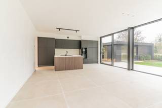 Deze nieuwbouwwoning is gelegen in een doodlopende straat in het centrum van Dessel.<br /><br />Op het gelijkvloers bestaat deze energiezuinige woning uit een lichtrijke woonruimte met een open keuken en kookeiland. Verder is er een apart toilet en inkomhal met een volledige kastenwand.<br />Op het eerste verdiep zijn er 3 ruime slaapkamers, een apart toilet en een badkamer met douche en dubbele lavabo.<br /><br />In de kelder is er een ruimte voor het wasmachine en droogkast.<br /><br />Twee auto's kan u parkeren onder de carport voor de woning en in de tuin is er een tuin/fietsenberging.