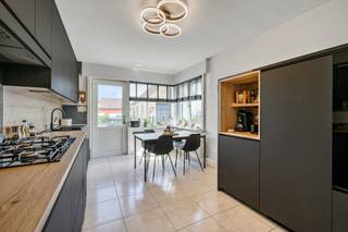 Te Overboelare een deelgemeente van Geraardsbergen bevindt zich deze prachtige woning.<br /><br />Het gelijkvloers bevat een ruime inkomhal, toilet, ruime berging, badkamer 1, extra slaapkamer, living - eetplaats met aansluitend de prachtige keuken met uitzicht op terras en tuin. Het verdiep telt een ruime nachthal, toilet, 3 slpms, ingerichte 2de badkamer.<br /><br />De zolder is bereikbaar via een schuiftrap en biedt eveneens veel mogelijkheden. Pluspunten; 15 zonnepanelen, laadpaal, berging boven garage, garage voor 2 wagens, 3 dubbel glas, ramen PVC, opvang regenwater via de garage, extra terras achteraan de tuin.<br /><br />De tuin is eveneens bereikbaar via een achterliggende priveweg. Kortom een topper, dit is voor snelle beslissers.