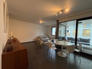 <p>Op zoek naar een comfortabel en energiezuinig appartement op een topligging? Dit instapklare appartement met 2 slaapkamers op Linkeroever combineert modern wooncomfort met een uitstekende bereikbaarheid.<br /><br />De lichtrijke leefruimte sluit naadloos aan op de open, volledig ingerichte keuken, voorzien van een vitrokeramische kookplaat, dampkap, oven, vaatwasser en koelkast.<br /><br />Vanuit de leefruimte heb je rechtstreeks toegang tot het <strong>zuidwestgerichte terras</strong>, ideaal om heerlijk te genieten van de namiddag- en avondzon.<br /><br />Het appartement beschikt over <strong>twee slaapkamers</strong>: één ruime tweepersoonskamer en een éénpersoonskamer die ook perfect dienst kan doen als bureau of hobbyruimte.<br /><br />Verder is er een moderne badkamer met douche en lavabomeubel, een apart toilet en een praktische berging/wasplaats naast de keuken.<br /><br />Via de lift of trap heb je vanuit het gebouw rechtstreeks toegang tot de <strong>ondergrondse autostaanplaats</strong>, fietsenberging en ruime kelderberging.<br /><br />De gemeenschappelijke kosten bedragen €70 per maand, inclusief het onderhoud en de elektriciteit van de gemeenschappelijke delen en het gebruik van de lift.<br /><br />Ook qua ligging zit je hier helemaal goed: met tram en bus vlakbij, winkels in de buurt en het centrum van Antwerpen op slechts 5 minuten. </p>

<p><br />Praktische informatie:</p>

<ul>
	<li>Beschikbaar vanaf 1/10/2026</li>
	<li>Gemeenschappelijke kosten per maand: €70,-</li>
	<li>Huurwaarborg: 3 maanden huur (€2.625,-)</li>
	<li>Combi ingaande + uitgaande plaatsbeschrijving: € 285,- incl. 21% BTW (per partij)</li>
</ul>

<p><br />Wens je een afspraak om dit appartement te bezichtigen? Bel ons op 03/775.78.79.<br /><br />Neem voor ons volledig huuraanbod een kijkje op http://www.immoselekt.be<br /> </p>