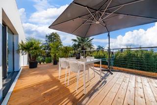 We Invest Hesbaye biedt u dit prachtige appartement uit 2023 aan.Dit appartement, gelegen op een steenworp afstand van de snelweg, beschikt over een...