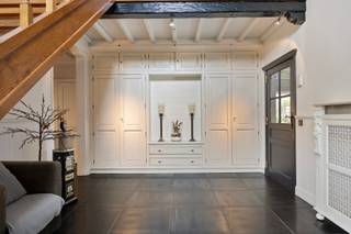 Gelegen in de landelijke Eeckhoutstraat 30A te Meldert, vindt u deze ruime landelijke villa met vlotte verbinding naar de E40, winkels, scholen en openbaar vervoer.

De woning werd gebouwd in 1982 en gerenoveerd in 2010 (nieuwe ramen, condensatieketel op aardgas, vernieuwde keuken en badkamer, zonnepanelen, ...). Ze beschikt over een degelijke technische basis, al zijn er nog enkele afwerkingswerken te voorzien.

Op het gelijkvloers bevindt zich een ruime inkomhal met ingemaakte kasten en gastentoilet, een lichtrijke leefruimte met haardcassette en open keuken, berging, badkamer, wasplaats en een nog verder af te werken slaapkamer/bureau. De eerste verdieping telt twee volwaardige slaapkamers, een douchekamer, apart toilet en een ruime master-bedroom met dressing.

Achteraan bevindt zich een magazijn/loods, deels ingericht als feestzaal en deels als opslagruimte, ideaal voor zelfstandigen of hobbyisten. Achter deze loods bevindt er zich nog een ruime tuin met tal van mogelijkheden.

Deze charmante landelijke villa biedt een unieke combinatie van ruimte, karakter en mogelijkheden. Met haar warme leefruimtes, royale volumes en landelijke uitstraling vormt ze de ideale thuis voor wie comfortabel en sfeervol wil wonen. Wenst u meer informatie of een bezoek? Aarzel niet ons te contacteren via Laurens@immoaccenta.be