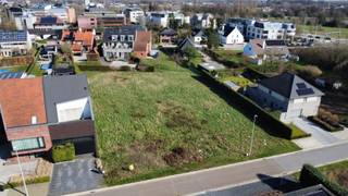 <p><span>Deze residentiële bouwgrond (lot 1) van ±8 are 26 ca is rustig gelegen in een doodlopende straat, binnen de Grote Ring van Hasselt. Het perceel is bestemd voor het realiseren van een halfopen bebouwing.</span></p><p><span>Met een straatbreedte van ongeveer ±12,95 meter biedt dit perceel u de ideale kans om uw droomwoning te realiseren.</span></p><p><span>Dankzij de gunstige ligging vormt deze bouwgrond een uitstekende opportuniteit voor wie op zoek is naar een kwalitatieve bouwlocatie.</span></p><p><span>Kenmerken:</span></p><ul><li><span>Perceelsbreedte: ±12,95 m </span></li><li><span>Perceelsdiepte: ±56,33 m </span></li><li><span>Oriëntatie: noordoost </span></li></ul><p><span> </span></p><p><span>Voor meer informatie of het ontvangen van de bouwvoorschriften kunt u contact met ons opnemen.</span></p><p><span> </span></p>