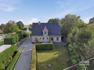 Vanafprijs €749.000, elk bod boven deze prijs wordt voorgelegd aan de eigenaar, die de keuze heeft om al dan niet te aanvaarden.<br /><br />BIEDEN MOGELIJK TOT WOENSDAG 23/09/2026 OM 12U !!! <br /><br />Op een uitzonderlijke locatie in de Gitsbergstraat in Hooglede-Gits bevindt zich deze karaktervolle eigendom op een indrukwekkend perceel van maar liefst 4.441 m². Een woning waar ruimte, privacy en een prachtig aangelegde tuin samenkomen in een uniek geheel.<br /><br />Via de statige oprit bereik je de woning, maar het is vooral de buitenomgeving die meteen alle aandacht opeist. De uitgestrekte, bijzonder verzorgde tuin met indrukwekkende vijver vormt een oase van rust en biedt uitzonderlijke vergezichten. Op heldere dagen reikt het uitzicht zelfs tot Zeebrugge. Ook vanuit de woning en de terrassen op de verdieping blijft de connectie met deze prachtige omgeving voortdurend aanwezig.<br /><br />De woning werd gebouwd in 1981 en doorheen de jaren met bijzonder veel zorg onderhouden en vernieuwd. Binnen word je ontvangen in een ruime inkomhal. Het gelijkvloers beschikt over een bureau of volwaardige slaapkamer, waardoor de woning zich eveneens uitstekend leent voor een vrij beroep of praktijk aan huis. Verder vinden we hier een apart toilet en een royale leefruimte met eet- en zithoek, die naadloos aansluit op de ruime en aangename leefkeuken.<br /><br />Daarnaast beschikt het gelijkvloers over een ruime inpandige garage en een praktische kelder.<br /><br />Op de verdieping geeft de bijzonder ruime nachthal toegang tot vier volwaardige slaapkamers, een badkamer en een afzonderlijke ververskamer. Twee slaapkamers beschikken bovendien over een eigen terras met zicht op de prachtige tuin, een absolute meerwaarde binnen deze unieke setting.<br /><br />Ook technisch werd de eigendom steeds goed verzorgd. De centrale verwarming gebeurt op stookolie en de mazouttank is gekeurd en conform. Met een EPC-score van 270 kWh/(m² jaar) biedt de woning bovendien een mooie energetische basis voor een eigendom van deze omvang en bouwperiode. Daarnaast is er maar liefst 10.000 liter regenwateropvang en een boorput met een capaciteit van 20.000 liter.<br /><br />Met in totaal vijf slaapkamers, een uitzonderlijk perceel, een magnifieke tuin, een indrukwekkende vijver en een ligging die rust en privacy combineert met prachtige vergezichten, is dit geen alledaagse woning.<br /><br />Een woning met ruimte. Een tuin met uitstraling. Een eigendom die je vooral zelf moet beleven.