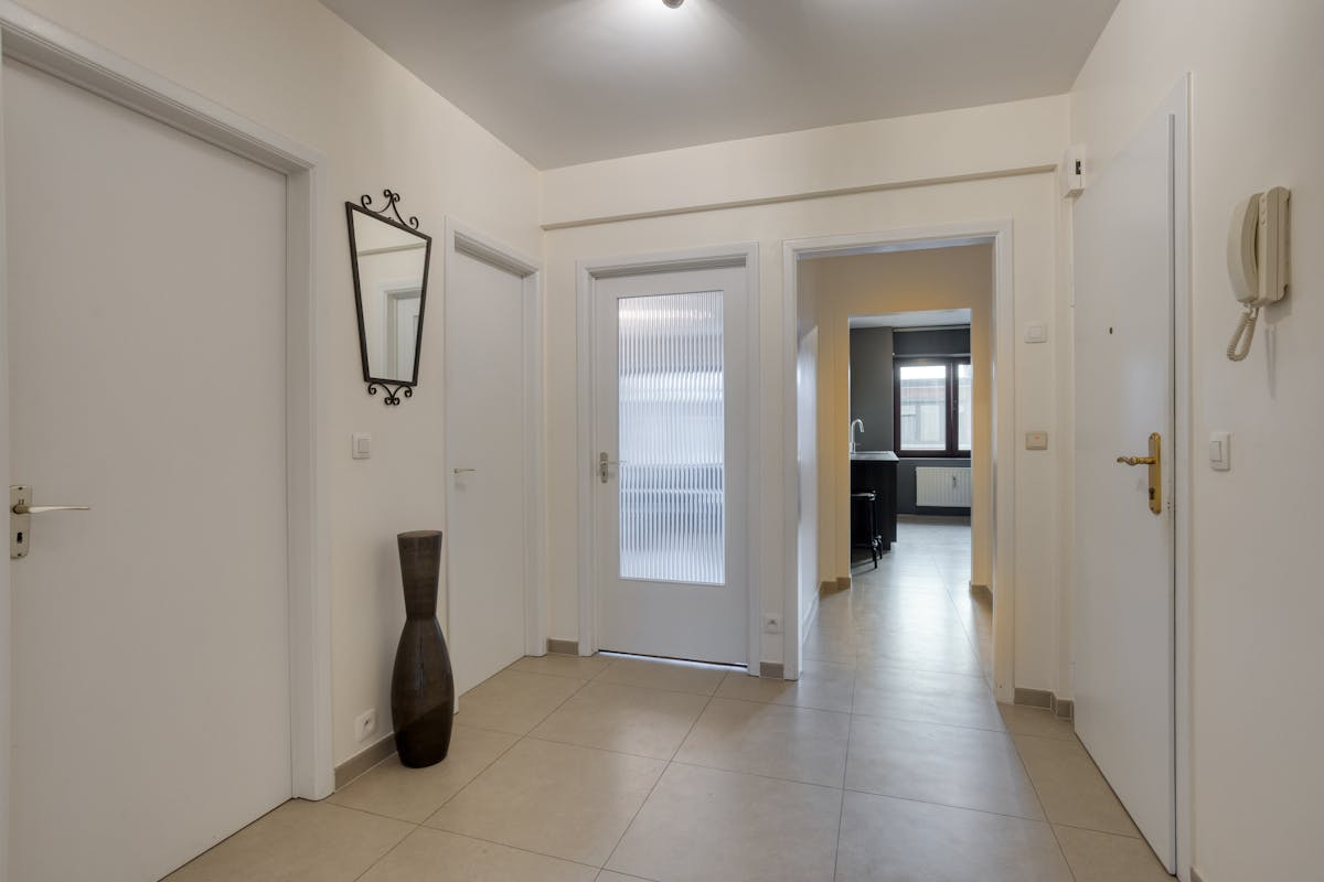 Totally renovated apartment with 2 bedrooms, terrace and private garage in the center of Strombeek - photo 4