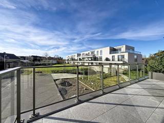 In het hart van Izegem, vlak bij winkels, openbaar vervoer en op korte wandelafstand van het Wallemotepark, vinden we dit instapklare appartement...