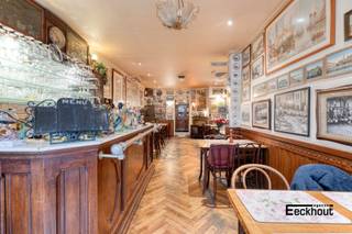 Op het gelijkvloers komt men binnen in het restaurant waar men zich waant in de tijd van weleer. De inboedel/inrichting van dit handelsgelijkvloers is uniek in zijn soort en uiterst zeldzaam en kan eventueel bijgekocht worden. Verder zijn er sanitaire voorzieningen, de keuken, berging en het stadskoertje. Er is tevens een ruime kelder aanwezig. Via de stijlvolle stenen trap bereikt men de eerste en tweede verdieping. Beide verdiepingen hebben een identieke indeling en beschikken over een lichtrijke woonkamer en keuken, een hal en een ruime slaapkamer met ensuite badkamer. Er geldt geen renovatieverplichting gezien het pand beschermd en geïnventariseerd is als bouwkundig erfgoed. Dit unieke eigendom biedt tal van mogelijkheden zowel als handelsuitbating en/of als woonst midden het historische stadscentrum van Oostende. Het is gelegen vlakbij het Wapenplein en de zeedijk. Een aanrader dus!