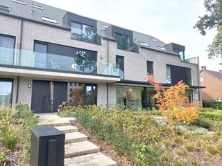 Modern éénslaapkamerappartement op de gelijkvloerse verdieping. Beschikt o.a. over tuintje met terras, autostaanplaats,...