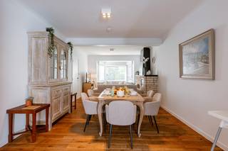  * Rustig gelegen rijwoning bij Calmeynbos.  * Instapklaar  * Gelijkvloers: inkomhal, leefruimte, nieuwe keuken, apart toilet, wasruimte en...