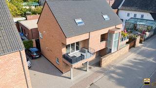 <p><span>Moderne en instapklare duplex met 2 slaapkamers en parking in kortessem </span></p><p><span>Op zoek naar een comfortabel appartement op een centrale locatie? Dit moderne en volledig <br />instapklare duplexappartement in Kortessem combineert een praktische indeling met een <br />aangename woonomgeving en een vlotte bereikbaarheid. </span></p><p><span>Dankzij de gunstige ligging bevinden winkels, scholen en andere dagelijkse voorzieningen zich <br />op wandelafstand. Bovendien geniet u van een vlotte verbinding naar zowel Hasselt als Genk, <br />wat deze locatie bijzonder interessant maakt voor wie centraal en toch comfortabel wil wonen.</span></p><p><span>Het appartement is verdeeld over twee verdiepingen en beschikt op de eerste verdieping over <br />een inkomhal met gastentoilet, een aangename leefruimte, een open keuken en een praktische <br />berging. Het terras vormt een fijne aanvulling op de leefruimte. </span></p><p><span>Op de tweede verdieping bevindt zich de nachthal met toegang tot de twee ruime slaapkamers <br />van respectievelijk 12 m² en 16 m². De badkamer is uitgerust met een douche en wastafel en <br />biedt alle nodige comfort. </span></p><p><span>Bovendien is er een parkeerplaats voorzien op de kelderverdieping, een praktische meerwaarde <br />op een centrale locatie.</span></p><p><span>Ook op technisch vlak beschikt het appartement over interessante troeven, waaronder de centrale <br />verwarming op aardgas via een hoogrendementsketel en hoogrendementsbeglazing in pvc-ramen. </span></p><p><span>Een interessante opportuniteit voor starters én investeerders! Dankzij de instapklare afwerking, <br />de functionele indeling en de centrale ligging vormt dit duplexappartement een uitstekende keuze <br />voor wie op zoek is naar een eerste eigen woning of een aantrekkelijke investering voor verhuur.</span></p><p><span>Wenst u meer informatie over dit duplexappartement of een bezichtiging?<br />Contacteer ons via 012 26 22 05 of info@hetimmohuis.be.</span></p>