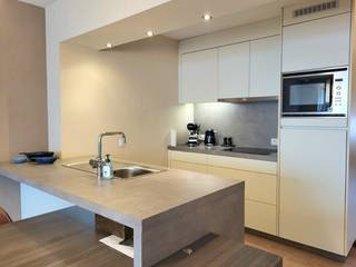 Mooi en hedendaags gerenoveerd 2-slaapkamer appartement te koop.<br />Dit instapklaar appartement is centraal gelegen in Oostduinkerke-Bad vlakbij het strand en de Zeedijk op het 4de verdiep van de recent gerenoveerde residentie Oostbank.<br />Het appartement met de meubelen inbegrepen omvat:<br />Inkom, ruime woonkamer met volledig uitgeruste keuken, badkamer met inloopdouche, apart toilet, 2 ruime slaapkamers voorzien van inbouwkasten met toegang tot het zuidgericht terras en een ruime kelderberging.<br />Dit appartement wordt u gemeubeld aangeboden.
