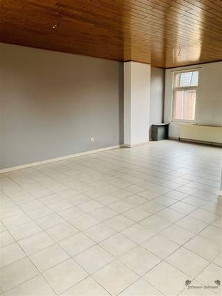 <p><span>Appartement en duplex situé au calme</span></p><p><span> </span></p><p><span>Cet appartement lumineux, situé au cœur de Moerzeke, n'attend plus que de accueillir de nouveaux locataires.</span></p><p><span>Le salon & e cuisine équipée se trouvent au 1er étage et donnent accès à la spacieuse & terrasse ensoleillée. Il y a également des toilettes et un espace de rangement supplémentaire.</span></p><p><span>À l'étage, on trouve deux chambres, une buanderie et la salle de bains avec baignoire.</span></p><p><span>Un local à vélos séparé est à votre disposition.</span></p><p><span> </span></p><p><span>Envie de venir jeter un coup d’œil ?</span></p><p><span>Prenez rendez-vous au 052/50 50 00</span></p><p><span>À bientôt !</span></p>