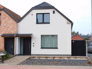 Welkom in deze volledig gerenoveerde en perfect afgewerkte woning, waar comfort, stijl en energiezuinig wonen hand in hand gaan. Dit is een échte...