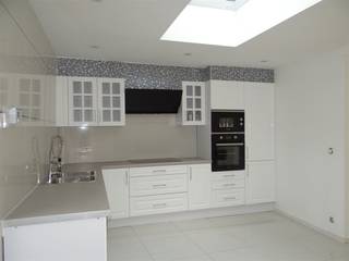 <p><span>Welkom bij deze fraaie woning gelegen in Terhagen. Dit eigendom biedt uitstekende mogelijkheden voor het gezin dat op zoek is naar comfort en moderne faciliteiten in een goed bereikbare locatie.</span></p><p><span>Het gelijkvloers omvat een woonplaats met aansluitend de keuken van 17m² is volledig ingebouwd met veel kasten, ijskast, diepvriezer, keramische kookplaat, dampkap, oven, microgolf-oven, vaatwasser en spoeltafel. Aan de achterzijde is een veranda met schuifraam naar de tuin. De badkamer komt uit in de veranda en is ingericht met inloopdouche, lavabo en toilet. </span></p><p><span>Er is nog een extra wasplaats die uitkomt op het terras.</span></p><p><span>Op de 1° verdieping zijn er 2 slaapkamer(20m²;14m²) op laminaat. De 2° verdieping is bereikbaar met een vaste trap en daar zijn nog 2 slaapkamers (20m²;14m²)onder een zadeldak met dakvlakraam.</span></p><p><span> </span></p><p><span>EPC:260 kWh/m²jaar</span></p><p><span> </span></p><p><span>Voor meer inlichtingen, een bezoek of een vrijblijvende waardebepaling van uw eigendom tel 03/866 16 61 of mail naar info@vastgoedclement.be.Volledig gerenoveerde woning in het centrum van Terhagen. </span></p><p><span> </span></p>