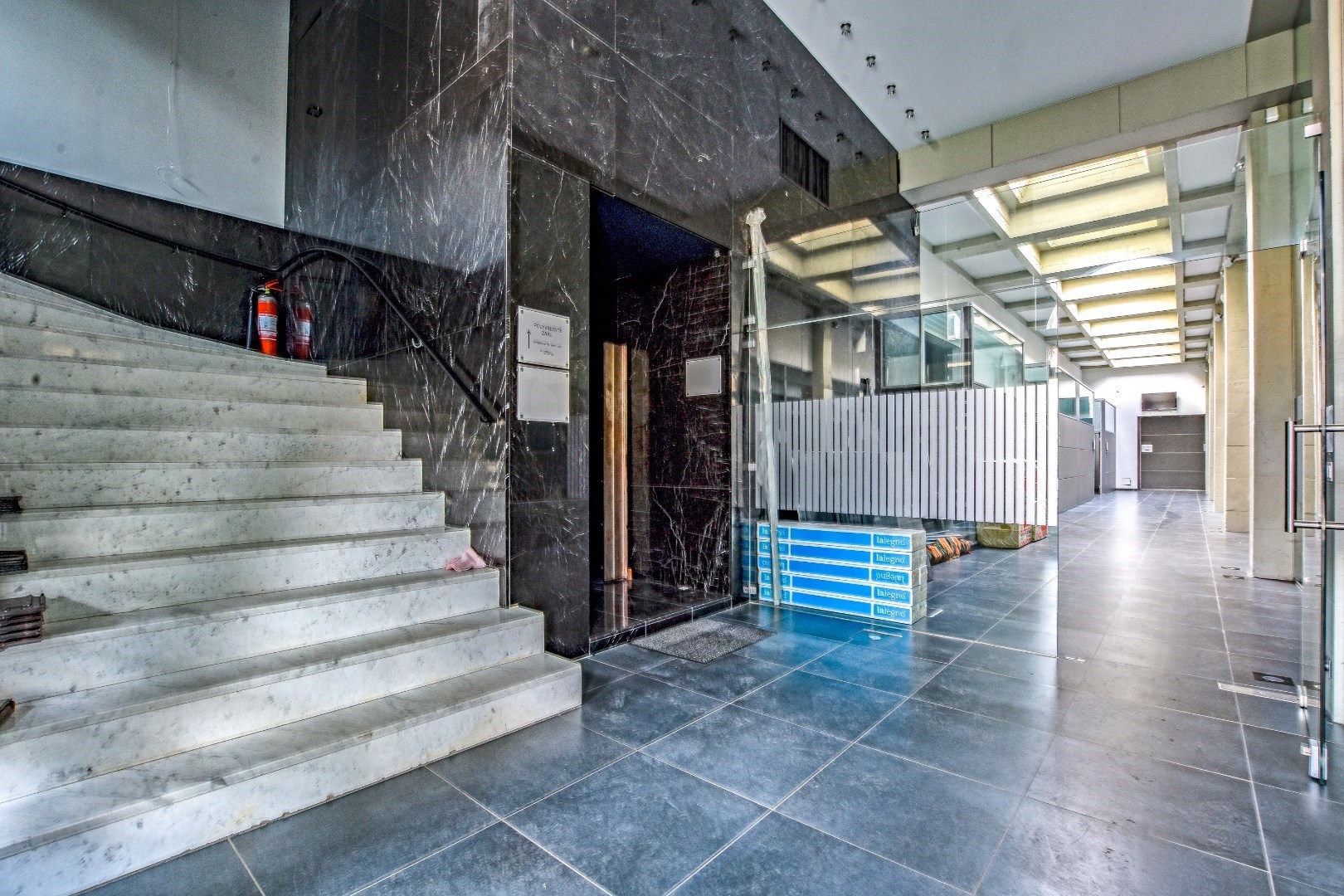 Voormalig bankgebouw in centrum Veurne met tal van mogelijkheden op 650 m². - foto 4