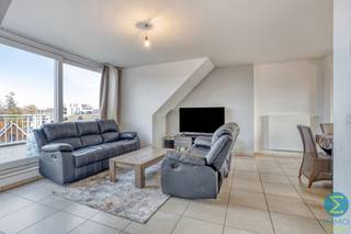 <p><strong><span>Gezellig dakappartement met 1 slaapkamer, terras en autostaanplaats</span></strong></p>
<p><span>Bent u op zoek naar een appartement of een interessante investering? Dan is dit gezellige dakappartement met een bewoonbare oppervlakte van </span><strong><span>85 m²</span></strong><span> zeker een bezoek waard.</span></p>
<p><span>Het appartement beschikt over een inkomhal met apart toilet, een lichtrijke woonkamer met directe toegang tot het aangename terras, waar u in alle rust kunt genieten van de buitenlucht. De open keuken sluit naadloos aan op de leefruimte en beschikt over een praktische berging.</span></p>
<p><span>Verder vindt u een slaapkamer met aansluitend een badkamer, uitgerust met een comfortabele inloopdouche. Daarnaast beschikt het appartement over een privatieve kelderberging, een autostaanplaats achter het gebouw en een lift, wat het wooncomfort extra verhoogt.</span></p>
<p><span>Het appartement is momenteel verhuurd met een </span><strong><span>huurovereenkomst van 3 jaar</span></strong><span>, gestart op </span><strong><span>15 april 2025</span></strong><span>, waardoor het ook een interessante opportuniteit vormt voor investeerders die op zoek zijn naar een onmiddellijk rendement.</span></p>
<p><strong><span>Troeven:</span></strong></p>
<ul>
<li><span>85 m² bewoonbare oppervlakte</span></li>
<li><span>Gezellig dakappartement</span></li>
<li><span>Woonkamer met toegang tot het terras</span></li>
<li><span>Open keuken met praktische berging</span></li>
<li><span>1 slaapkamer</span></li>
<li><span>Badkamer met inloopdouche</span></li>
<li><span>Apart toilet</span></li>
<li><span>Privatieve kelderberging</span></li>
<li><span>Autostaanplaats achter het gebouw</span></li>
<li><span>Lift aanwezig</span></li>
<li><span>Momenteel verhuurd (contract gestart op 15/04/2025), ideaal als investering</span></li>
<li><span>De gevel van het gebouw wordt weldra in een lichte neutrale kleur geschilderd!</span></li>
</ul>