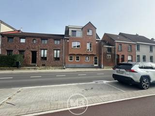 Dit aangenaam en ruim appartement beschikt over twee volwaardige slaapkamers en biedt alle comfort voor wie rustig en comfortabel wil wonen.<br />Het appartement omvat een ruime en lichtrijke woonkamer met open, volledig geïnstalleerde keuken en een praktische berging.<br />De badkamer is ruim en voorzien van zowel een ligbad als een douche. Daarnaast is er ook een apart gastentoilet aanwezig.<br />Een grote troef van dit appartement is de ruime tuin, ideaal om te ontspannen of te genieten van het buitenleven.<br /><br />Indeling:
<ul>
	<li>2 slaapkamers</li>
	<li>ruime badkamer met ligbad en douche</li>
	<li>apart gastentoilet</li>
	<li>ruime woonkamer met open geïnstalleerde keuken</li>
	<li>praktische berging</li>
	<li>grote tuin</li>
</ul>
Beschikbaar: vanaf 1 mei 2026<br /><br />Huurvoorwaarden:
<ul>
	<li>eerste maand huur vooruit te betalen</li>
	<li>huurwaarborg: 3 maanden huur</li>
	<li>huurder betaalt de helft van de plaatsbeschrijving</li>
	<li>forfaitaire gemeenschappelijke lasten: €15/maand</li>
</ul>
Interesse? Neem gerust contact op voor meer informatie of een bezichtiging.