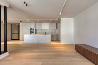 <p><strong>Prestigieus nieuwbouwproject “The Ensemble” in het hart van Assenede, waar stijl en comfort samenkomen in een unieke, karaktervolle omgeving.</strong><br /><br /><strong>Indeling<br /></strong>Via de inkom betreedt men het appartement op de eerste verdieping. In de hal bevindt zich meteen een apart gastentoilet, evenals een volledig <strong>ingemaakte kastenwand</strong> aan de rechterzijde.<br /><br />Links leidt de nachthal naar de <strong>twee slaapkamers</strong> en de badkamer, uitgerust met een dubbele lavabo en ligbad. Beide slaapkamers beschikken over <strong>ingemaakte kasten</strong>.<br /><br />Vanuit de nachthal bereikt men via een <strong>zwarte stalen deur, </strong>de ruime leefruimte met <strong>moderne open leefkeuken</strong>. Aansluitend bevindt zich een praktische berging.<br /><br />Verder is er een <strong>inpandig terras</strong> voorzien, dat een mooi uitzicht biedt op de kerk.<br /><br /><strong>Omschrijving</strong><br /><strong>“The Ensemble” omvat een exclusief geheel van 10 luxueuze appartementen en 1 handelsruimte (opsplitsbaar in 4)</strong>, ontworpen in een <strong>verfijnde, moderne architectuur</strong> geïnspireerd op de elegante kuststijl. Elk appartement straalt <strong>licht</strong>, <strong>ruimte</strong> en <strong>klasse</strong> uit, met een hoogwaardige afwerking en oog voor detail.<br /><br />De appartementen zijn zorgvuldig ingedeeld om <strong>maximaal wooncomfort</strong> te bieden en genieten van een harmonieuze <strong>combinatie van moderne luxe en tijdloze esthetiek</strong>. Grote raampartijen zorgen voor een overvloed aan <strong>natuurlijk licht</strong> en creëren een aangename woonbeleving.<br /><br />Voor elk appartement is er de mogelijkheid om één ondergrondse autostaanplaats aan te kopen. Prijzen vanaf €37.500,- per autostaanplaats. Daarnaast beschikt het project over een <strong>gemeenschappelijke ondergrondse fietsenstalling</strong>, wat bijdraagt aan het praktische en duurzame karakter van het geheel. <strong>De prijzen zijn excl. BTW</strong>. Mogelijkheid tot 6%.<br /><br /><strong>Ligging:</strong><br /><strong>“The Ensemble”</strong> is uitstekend gelegen op de <strong>Markt van Assenede</strong>, in de Stadhuisstraat, pal naast het stadhuis en met een prachtig zicht op de kerk. U geniet hier van een <strong>centrale ligging</strong> met <strong>alle voorzieningen, winkels en horeca op wandelafstand</strong>, terwijl u tegelijkertijd woont in een charmante en sfeervolle omgeving.<br /><br /><strong>Een unieke kans voor wie op zoek is naar exclusief wonen of een waardevolle investering in het centrum van Assenede.</strong></p>