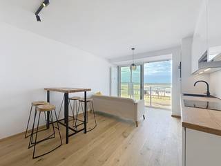 Deze gerenoveerde studio is gelegen op de eerste verdieping en biedt frontaal zeezicht.De indeling omvat een woonkamer met toegang tot een balkon en...