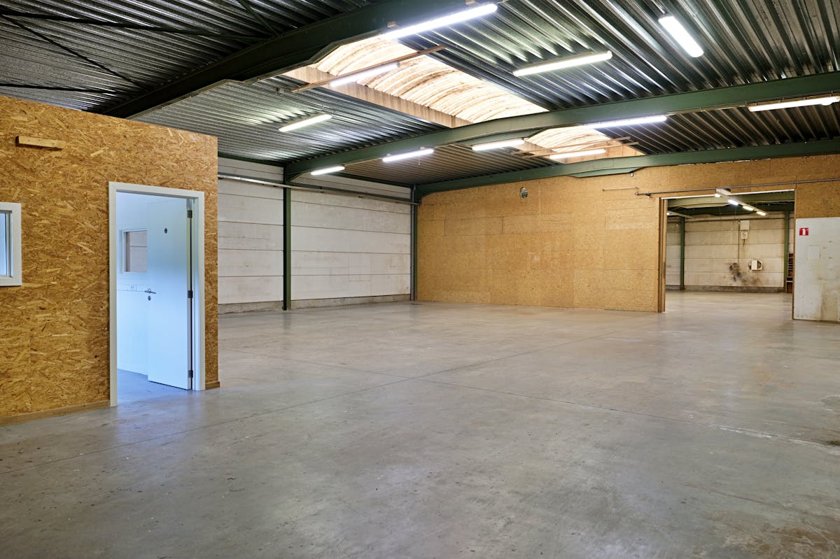 Magazijn met kantoor (ca. 600 m²) te huur in Aalter - foto 4