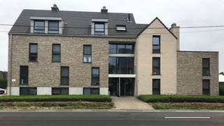 Studentenkamer Geel
Studentenkamer op wandelafstand van de campus Thomas More/HIK
Investeringsproject in groepsformaat zodat U zeker bent van een maandelijkse vergoeding ook al is uw kamer niet verhuurd!
Minimaal 90-95 procent is elk jaar verhuurd.
De studentenkamers zijn gelegen op wandelafstand van de campus Thomas More/KUL te Geel.
Elke kamer is standaard voorzien van een bed, kledijkast, bureautafel met ladeblok en een boekenrek.
Elke kamer heeft eigen sanitair met douche, toilet en wastafel.
De keuken is gemeenschappelijk gebruik.
Lift aanwezig.
De residentie is volledig in orde volgens de recente normen van huisvesting, energie en brandveiligheid.
Er is een syndicus aanwezig zodat U volledig ontzorgd bent.
Achteraan is er een tuin, parking en fietsenstalling.
Hebt U vragen? Contacteer mij gerust via het nummer 0494/538 642 of mail naar fonny_helsen@outlook.com