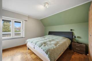 Op de Tiensesteenweg 69 te Bunsbeek bevindt zich deze instapklare eigendom die wonen en werken perfect combineert. De woning beschikt over een inkomhal, een leefruimte, een eetplaats en een volledig uitgeruste keuken. Een polyvalente ruimte kan dienen als tweede inkom, waardoor het woongedeelte eenvoudig kan worden afgescheiden van het handelspand. Op de eerste verdieping bevinden zich drie volwaardige slaapkamers en een recent vernieuwde badkamer uit 2025. Verder is er een kelder en een ruime garage van 40 m² met doorgang naar de mooie tuin met terras. Aan de woning zijn vier private staanplaatsen voorzien, inclusief een laadpaal. Daarnaast is de woning uitgerust met 34 zonnepanelen en een batterij, wat zorgt voor een energiezuinige werking. Aansluitend bevindt zich het handelsgedeelte, momenteel ingericht als frituur, met bureauruimte, diepvriescel, opslagruimte, keuken en zitplaatsen voor klanten. (In zijn totaliteit is dit goed voor 104,20m² aan ruimtes die ingedeeld zijn voor de handelszaak.) De ruime veranda biedt extra zitplaatsen en er is voldoende parkeergelegenheid voor klanten. Een unieke opportuniteit met sterke commerciële troeven en comfortabel wonen.<br /><br />Verplichte overname huidig handelsfonds tegen een extra kost van € 220.000.