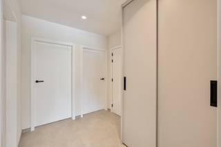 Stijlvol nieuwbouwappartement te huur in Tongerlo!<br /><br />In de Meulemanslaan 17 te Tongerlo bevindt zich dit kleinschalige nieuwbouwproject met slechts vijf appartementen, rustig gelegen met mooi zicht op het park.<br /><br />Het appartement combineert comfort en energiezuinigheid en beschikt over een lichtrijke leefruimte met open, volledig ingerichte keuken, slaapkamers, moderne badkamer, berging en apart toilet.<br /><br />Vanuit de leefruimte heb je toegang tot een ruim terras waar je in alle rust kan genieten van het groene uitzicht.<br /><br />Extra troeven zijn de privatieve berging en autostaanplaats.<br /><br />Kortom, een kwalitatief afgewerkt en instapklaar nieuwbouwappartement op een rustige ligging in Tongerlo.<br /><br />Vaste kosten: 150 euro: O<span>nderhoud tuin, gemene delen, elektriciteit en water gemene delen,…</span><br /><br />Bel ons op 014/95.37.50 of mail naar secretariaat@degroot-celen.be