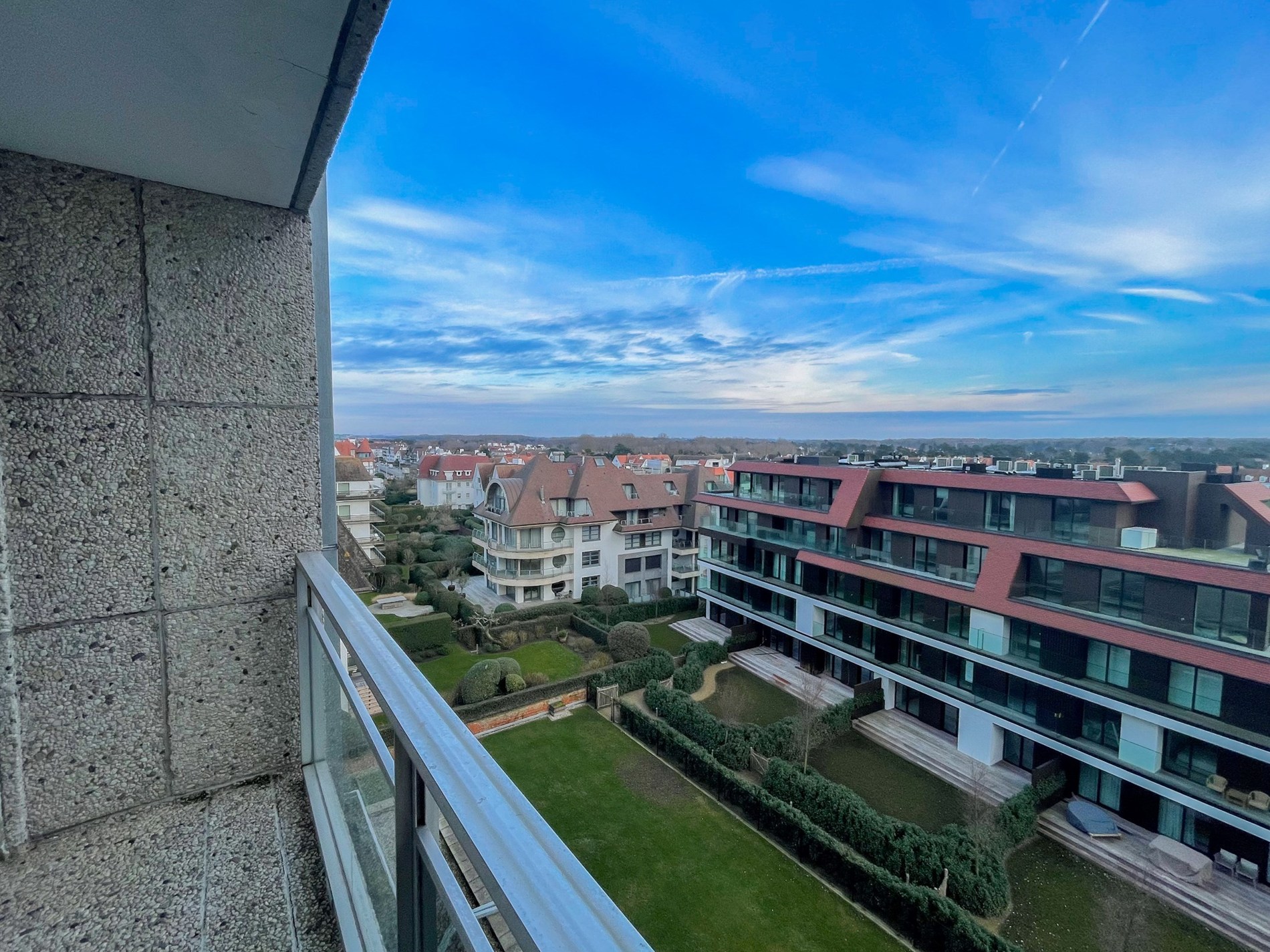 Appartement de luxe entièrement rénové avec une vue panoramique situé au Zoute. - photo 4