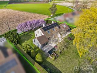 Deze villa met tijdloze architectuur bevindt zich in een rustige en landelijke omgeving te Escanaffles, vlak aan de taalgrens. De woning geniet...