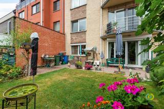 <p><span>Dit aangename gelijkvloers appartement met 2 slaapkamers is gelegen in een kleinschalige residentie en combineert een praktische indeling met een aangename buitenruimte en garagebox. Via de inkomhal, die toegang biedt tot alle vertrekken, komen we aan de voorzijde bij de twee slaapkamers. Centraal in het appartement bevinden zich de badkamer en een ruime berging met aansluitingen voor wasmachine en droogkast. Achteraan bevindt zich de lichtrijke leefruimte met open keuken. Dankzij de grote raampartij geniet deze ruimte van aangenaam veel lichtinval en is er rechtstreeks toegang tot het gezellige tuintje. Een private buitenruimte van dit formaat is een bijzonder mooie troef en eerder zeldzaam bij appartementen. Als bijkomende meerwaarde wordt het appartement samen met een ruime garagebox verkocht. De garage beschikt over een mooie plafondhoogte en voldoende diepte, waardoor ze naast het stallen van een wagen ook extra opbergruimte biedt. Bovendien is het mogelijk om een wagen voor de garagebox te parkeren. De combinatie van twee slaapkamers, een praktische indeling, private buitenruimte en garage maakt dit appartement bijzonder interessant voor starters, koppels of investeerders die op zoek zijn naar een appartement met comfort en parkeermogelijkheden in Vilvoorde.</span></p><p><span> </span></p>