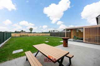 Deze charmante woning combineert ruimte, licht en gezelligheid met een prachtig uitzicht op de omliggende velden. Een ideale plek voor wie houdt van comfort, rust en een huis dat meteen goed aanvoelt.<br /><br />Op het gelijkvloers verwelkomt de inkomhal je met een gastentoilet, waarna je binnenstapt in de gezellige woonkamer met open keuken – de perfecte plek voor lange avonden met familie en vrienden. De garage (17 m²), die momenteel dienstdoet als ruime berging/wasplaats met ingebouwde kasten, biedt praktische extra opbergruimte.<br /><br />Op de eerste verdieping bevinden zich drie slaapkamers (10,28 m² / 11,16 m² / 13,77 m² ), een handige berging en een comfortabele badkamer (8,61 m²) met dubbel lavabomeubel, toilet, ruim ligbad en een moderne inloopdouche.<br /><br />Buiten geniet je van een oprit met plaats voor 2 auto’s naast elkaar en een extra parkeerplaats voor de garage. Het ruime terras (26,21 m²) met aansluitende tuin biedt een prachtig open zicht op de velden – ideaal om helemaal tot rust te komen. Als kers op de taart is er een recent stijlvol bijgebouw (13,37 m²) met aparte berging (8,34 m²), een echte troef!<br /><br />Hier woon je in een huis dat niet enkel gebouwd is om in te leven, maar om in te genieten.<br /><br />PLUSPUNTEN:<br />- Luxueus ingericht;<br />- 16 zonnepanelen;<br />- Zeer recente nieuwbouw;<br />- Prachtig uitzicht op de omliggende velden!<br /><br />EPC: 79 kWh/m2 = Geen renovatieplicht!