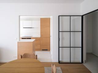 <span><strong>Smaakvol gerenoveerd 2-slaapkamer appartement met twee terrassen, gelegen op de vijfde verdieping van een kleinschalige residentie aan de gegeerde Coupure.</strong><br /><br />Dit smaakvol gerenoveerde 2-slaapkamerappartement (ca. 85 m²) bevindt zich op een hogere verdieping van een kleinschalige en goed onderhouden residentie aan de Coupure Rechts. Hier geniet u van een aangename lichtinval en een open zicht op water. <br /><br />Het appartement (EPC B-label) werd in 2024 met oog voor detail en kwaliteit gerenoveerd </span>en is sindsdien nog niet bewoond.<br /><br />De indeling is doordacht en praktisch, met het slaapgedeelte aan de rustige achterzijde waar u geniet van de ochtendzon, en de leefruimte vooraan die baadt in het licht van de namiddag- en avondzon. Het ventilatiesysteem type C+ en de externe zonnewering verhogen het leefcomfort. <br /><br /><span>Extra troeven zijn de twee terrassen, aan de voor-en achterzijde, ideaal om op elk moment van de dag van de zon te genieten. <br /><br />Verder beschikt het appartement over een zeer ruime kelderberging, wat zorgt voor extra opslagmogelijkheden. Parkeren kan vlot in de straat.<br /><br /><strong>Kortom, een ideale opportuniteit voor wie op zoek is naar een kwalitatief, lichtrijk en instapklaar appartement op een topligging in Gent.</strong></span><br /><br />Er zullen dit jaar onderhoudswerken uitgevoerd worden aan het gebouw. We informeren u graag verder. <br /> 