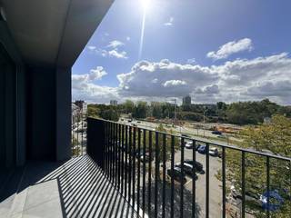 <p><span>Exclusief nieuwbouwpenthouse met royale leefruimtes en uitzicht over toekomstig Pomppark Zuid</span></p><p><span> </span></p><p><span>Op de twee bovenste verdiepingen van een kleinschalige nieuwbouwresidentie in Markgrave bevindt zich dit uitzonderlijk lichtrijke penthouse. Royale leefruimtes, twee riante slaapkamers met elk een ensuite badkamer, een west georiënteerd terras en een toegankelijk groendak met toekomstig uitzicht over Pomppark Zuid creëren hier een bijzonder aangename woonbeleving.</span></p><p><span>De combinatie van de hoge ligging, overvloedige lichtinval en kwalitatieve afwerking geeft het appartement een uitgesproken gevoel van ruimte en privacy. Tegelijk woont u op een strategische locatie tussen Markgrave, Antwerpen-Zuid en het stadscentrum.</span></p><p><span> </span></p><p><span>Indeling</span></p><p><span>De lift brengt u tot op de vierde verdieping, waar u via een privatieve sas het penthouse betreedt. Bij het binnenkomen valt onmiddellijk de uitzonderlijke lichtinval op. Grote raampartijen omringen de royale leefruimte en creëren een open, elegante woonomgeving met plaats voor een ruime zit- en eethoek.</span></p><p><span>De leefruimte is volledig afgewerkt met parket en sluit aan op het westgeoriënteerde terras van ca. 8 m². Een heerlijke plek om in alle rust van de namiddag- en avondzon te genieten.</span></p><p><span> </span></p><p><span>De royale keuken in U-vorm vormt een natuurlijk verlengstuk van de leefruimte en combineert een strak ontwerp met bijzonder veel werk- en opbergruimte. De keuken wordt volledig uitgerust met kwalitatieve inbouwtoestellen. Op dit niveau bevindt zich eveneens een afzonderlijk gastentoilet.</span></p><p><span> </span></p><p><span>Een statige binnentrap in staal en hout vormt de verbinding met de vijfde en bovenste verdieping, die volledig in het teken staat van rust en privacy.</span></p><p><span> </span></p><p><span>De master suite van ca. 20 m² bevindt zich aan de voorzijde en geeft uit op het ruime groendak. Dankzij de hoge ligging zal u hier kunnen genieten van een open uitzicht richting het toekomstige Pomppark Zuid. De ensuite badkamer is ingericht met een royaal ligbad en een lavabomeubel met geïntegreerde opbergruimte.</span></p><p><span> </span></p><p><span>Aan de achterzijde bevindt zich een tweede ruime slaapkamer van ca. 18 m², eveneens opgevat als volwaardige suite. De ensuite badkamer beschikt over een grote inloop-regendouche en een stijlvol lavabomeubel.</span></p><p><span> </span></p><p><span>Centraal op de nachthal bevinden zich een afzonderlijk toilet en een ruime wasberging met aansluitingen voor wasmachine en droogkast.</span></p><p><span> </span></p><p><span>Het penthouse wordt verwarmd en gekoeld met energiezuinige lucht-luchtwarmtepompen en combineert zo hedendaags comfort met uitstekende energetische prestaties. Een ruime privatieve kelderberging is inbegrepen in de verkoopprijs.</span></p><p><span> </span></p><p><span>Belangrijkste troeven</span></p><ul><li><span>Exclusief penthouse over de twee bovenste verdiepingen</span></li><li><span>Kleinschalige nieuwbouwresidentie met slechts vijf wooneenheden</span></li><li><span>Lift tot aan de privatieve inkomsas</span></li><li><span>Uitzonderlijk ruime en lichtrijke leefruimte op parket</span></li><li><span>West georiënteerd terras van ca. 8 m²</span></li><li><span>Ruim groendak aansluitend aan de master suite</span></li><li><span>Toekomstig open uitzicht richting Pomppark Zuid</span></li><li><span>Twee royale slaapkamers van ca. 20 m² en 18 m²</span></li><li><span>Twee ensuite badkamers met respectievelijk ligbad en inloop-regendouche</span></li><li><span>Royale volledig uitgeruste keuken in U-vorm</span></li><li><span>Architecturale binnentrap in staal en hout</span></li><li><span>Energiezuinige verwarming én koeling via lucht-luchtwarmtepompen</span></li><li><span>EPC-label A</span></li><li><span>Elektrische installatie conform het AREI</span></li><li><span>Individuele meters voor water en elektriciteit</span></li><li><span>Privatieve kelderberging inbegrepen</span></li><li><span>Zonnepanelen voor de gemeenschappelijke delen</span></li><li><span>Gemeenschappelijke fietsenberging</span></li><li><span>Gelegen in het residentiële Markgrave, vlak bij Antwerpen-Zuid</span></li><li><span>Uitstekende bereikbaarheid richting centrum en Antwerpse Ring</span></li><li><span>Pomppark Zuid in volle ontwikkeling in de onmiddellijke omgeving</span></li><li><span>Mogelijkheid tot aankoop aan 6% btw op de constructiewaarde, mits voldaan aan de wettelijke voorwaarden</span></li></ul><p><span> </span></p><p><span>Oplevering</span></p><p><span>Het penthouse bevindt zich momenteel in de laatste afwerkingsfase.</span></p><p><span>De notariële akte kan nog voor het einde van het jaar verleden worden.</span></p><p><span> </span></p><p><span>Algemene informatie</span></p><p><span>De gemeenschappelijke kosten worden geraamd op ca. € 75 per maand en omvatten onder meer het onderhoud en verbruik van de gemeenschappelijke delen, de lift en de verzekering van het gebouw.</span></p><p><span>Het penthouse beschikt over individuele meters voor water en elektriciteit.</span></p><ul><li><span>EPC: label A</span></li><li><span>Elektrische installatie: conform het AREI</span></li><li><span>Asbestattest: niet van toepassing</span></li></ul><p><span> </span></p><p><span>Het gebouw</span></p><p><span>Desguinlei 218 is een kleinschalige nieuwbouwresidentie bestaande uit een gelijkvloerse verdieping en vijf bovenliggende verdiepingen. De residentie telt slechts vier appartementen en één penthouse, waardoor het geheel een uitgesproken residentieel en discreet karakter behoudt.</span></p><p><span> </span></p><p><span>Het gebouw beschikt over een lift en videofoon. In de kelder bevinden zich de privatieve bergingen, een gemeenschappelijke fietsenberging en een afvallokaal.</span></p><p><span>Ook energetisch werd gekozen voor een toekomstgerichte aanpak. Zonnepanelen ondersteunen het elektriciteitsverbruik van de gemeenschappelijke delen en het penthouse zelf behaalt EPC-label A.</span></p><p><span> </span></p><p><span>Ligging – Markgrave</span></p><p><span>Markgrave behoort tot de meest gegeerde residentiële buurten ten zuiden van het Antwerpse stadscentrum. De wijk wordt gekenmerkt door statige lanen, architecturale herenhuizen en een groen karakter, terwijl Antwerpen-Zuid en het centrum zich op korte afstand bevinden.</span></p><p><span> </span></p><p><span>Vanuit de Desguinlei bereikt u vlot het Zuid, Harmonie, het stadscentrum en de belangrijkste in- en uitvalswegen. Ook station Antwerpen-Zuid en verschillende verbindingen met het openbaar vervoer liggen in de onmiddellijke omgeving.</span></p><p><span>Het resultaat is een locatie die stedelijke bereikbaarheid combineert met de rust en uitstraling van een gevestigde residentiële buurt.</span></p><p><span> </span></p><p><span>Uitkijken over het toekomstige Pomppark Zuid</span></p><p><span>Een bijzondere meerwaarde voor dit penthouse is de ontwikkeling van Pomppark Zuid, onderdeel van Ringpark Groene Vesten. In de onmiddellijke omgeving wordt een bestaand groengebied getransformeerd tot een nieuw buurtpark van bijna 7,6 hectare.</span></p><p><span> </span></p><p><span>Het park zal ruimte bieden aan wandelpaden, graszones, bomen en beplanting, verblijfs- en speelplekken en een grote hondenloopzone. Ook wateropvang en infiltratie worden geïntegreerd in het ontwerp. Langs de spoorweg worden bovendien geluidswerende infrastructuren voorzien.</span></p><p><span> </span></p><p><span>Door zijn ligging op de bovenste verdiepingen krijgt dit penthouse een bijzondere relatie met deze toekomstige groene omgeving. De master suite en het aansluitende groendak bevinden zich aan de zijde van het toekomstige park en zullen uitkijken richting deze nieuwe groene stadsruimte.</span></p><p><span> </span></p><p><span>Zo combineert Desguinlei 218 een hoogwaardige penthousebeleving met een uitzonderlijk interessante ligging: residentieel Markgrave aan de ene kant, Antwerpen-Zuid en het stadscentrum vlakbij, en een omvangrijke nieuwe groene ruimte in ontwikkeling aan de andere.</span></p><p><span> </span></p><p><span>De informatie in deze prospect is ter informatieve titel: de kandidaat-kopers moeten hun eigen zaak maken van het verkrijgen, controleren en interpreteren van deze informatie.</span></p><p><span>De weergegeven renders dienen uitsluitend ter illustratie en visualisatie. Ze zijn indicatief en niet bindend; aan de afgebeelde inrichting, materialen, afwerking, kleuren en maatvoering kunnen geen rechten worden ontleend.</span></p>