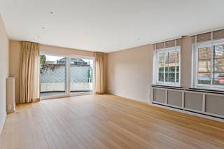 <br />Gelegen in het centrum van Schilde, op wandelafstand van werkelijk alle winkels, bevindt zich dit luxueus gelijkvloers hoekappartement in een residentieel gebouw met lift. <br />Het appartement heeft geen niveauverschillen.<br /><br /><span><strong>Indeling</strong></span><br /><br />Algemene inkomhal met lift naar de ondergrondse autostaanplaats en privatieve berging.<br /><br />Privatieve inkomhal met toilet voorzien van een handenwasser. Dubbele deur naar de open leefruimte op massief eiken parket ingedeeld in een salon, eetkamer en open volledig geïnstalleerde keuken. De keuken is uitgerust met een aanrecht voorzien van dubbele spoelbak, vaatwasmachine, kookplaat, dampkap, combi-oven en ijskast.<br /><br />Via een grote schuifraam is er vanuit het salon toegang tot een terras voorzien van zonneluifel en verwarming.<br /><br />De nachthal biedt toegang tot de slaapkamer met een degelijk ingemaakte kastenwand, de tweede kamer/bureau heeft eveneens een ingemaakte kastenwand. De badkamer is uitgerust met dubbele lavabo in meubel, douche en aansluiting voor wasmachine en droogkast (overname recente toestellen (wasmachine en droogkast is mogelijk).<br /><br /><span><strong>Bijzonderheden</strong></span>: nieuwe condensatieketel op aardgas (c.v.), houten ramen, vliegenhorren, raambekleding, ingebouwde spots, recent geschilderd, EPC 188 kWh/m2 label B, extra maandelijkse provisie 125 euro. Beschikbaar vanaf 1/11/2025. Huisdieren niet toegestaan. Degelijk en instapklaar appartement op een schitterende locatie met veel natuurlijke lichtinval. Vg-Wg-Gvkr-Gvv-Gmo-Gworg.