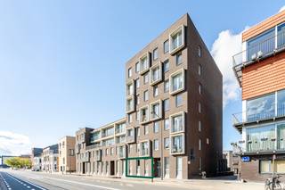 Ontdek dit ruim en modern appartement in het centrum van Kortrijk!<br /><br />U komt binnen in een ruime inkomhal met gastentoilet. Aansluitend bevindt zich de lichtrijke leefruimte, afgewerkt met massief parket. Vanuit de leefruimte heeft u directe toegang tot het ruime terras van 24 m². De open keuken is volledig uitgerust een is voorzien van voldoende opbergruimte alsook een aansluitende berging. Het appartement is bovendien verwarmd door een warmtepomp, waar u ook mee kan koelen. De badkamer heeft een lavabo, inloopdouche en toilet. Het beschikt over 2 volwaardige slaapkamers. In de ondergrondse verdieping is er een kelder aanwezig.<br /><br />Troeven:<br />- Goede locatie: centrum Kortrijk<br />- 2 slaapkamers <br />- ruim terras<br /><br />Interesse in dit appartement? <br />Contacteer Louise voor meer info of een bezoek! Bel +32 496 08 08 00 of mail louise@immo-lys.be