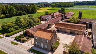 Hoeve te koop te Maria-Aalter met vergunning voor 580 zeugen, 2 beren, 389 andere varkens.<br />De milieuvergunning is nog geldig tot 25-10-2029 met mogelijkheden naar hernieuwing en omvorming.<br />Nog ruime veebezetting laatste jaren, zodat gunstige PAS-referentie.<br />Het bedrijf kan op mooie rechthoekige kavel van 1,20 ha of 4 ha gekocht worden.<br />Uitstekend gelegen hoeve, nabij dorp en bossen van Maria-Aalter, met ideale inplanting.<br />