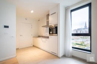 <h3>Indeling</h3>
<p>Assistentiewoning 2.6 beschikt over:</p>
<ul>
<li>
<p>Een lichtrijke leefruimte met grote raampartijen en toegang tot het terras</p>
</li>
<li>
<p>Een open, uitgeruste keuken</p>
</li>
<li>
<p>Twee volwaardige slaapkamers</p>
</li>
<li>
<p>Een praktische berging met aansluiting voor wasmachine en droogkast</p>
</li>
<li>
<p>Een ingerichte badkamer met inloopdouche, wastafel en toilet</p>
</li>
</ul>
<p>Daarnaast is er een privatieve kelderberging inbegrepen. Een autostandplaats in de ondergrondse parkeergarage is optioneel te huur aan €50/maand.</p>
<h3>Afwerking</h3>
<p>Deze assistentiewoning is afgewerkt met duurzame en hoogwaardige materialen, waaronder:</p>
<ul>
<li>
<p>Parketvloeren met vloerverwarming</p>
</li>
<li>
<p>Airconditioning in de leefruimte</p>
</li>
<li>
<p>Domoticasysteem voor gebruiksgemak en veiligheid</p>
</li>
<li>
<p>Keuken voorzien van inductiekookplaat, microgolfoven, koelkast, spoelbak met verlek en afzuigkap</p>
</li>
<li>
<p>Badkamer met inloopdouche, toilet en enkele wastafel</p>
</li>
</ul>
<p>Het volledige gebouw is rolstoeltoegankelijk en voorzien van een noodoproepsysteem in elke wooneenheid.</p>
<h3>Gemeenschappelijke voorzieningen en dienstverlening</h3>
<p>Residentie Molenhoek biedt een uitgebreid dienstenaanbod op maat van de bewoners:</p>
<ul>
<li>
<p>Brasserie met mogelijkheid tot maaltijden ter plaatse of levering in de privé flat.</p>
</li>
<li>
<p>Fitnessruimte, wasruimte, kapsalon, nagelstudio en een ruimte voor de kinesist</p>
</li>
<li>
<p>Dagelijkse aanwezigheid van een woonassistent die instaat voor coördinatie van zorg en activiteiten</p>
</li>
<li>
<p>Professioneel beheer en erkende zorgpartners</p>
</li>
</ul>
<p>De assistentiewoning maakt deel uit van een erkend woonproject, waardoor de eigenaar is vrijgesteld van onroerende voorheffing (Kadastraal Inkomen).</p>
<h3>Een veilige investering en zorgeloze woonoplossing</h3>
<p>Deze assistentiewoning combineert comfort, privacy en veiligheid met de nabijheid van zorg en sociaal contact. Ideaal voor wie op zoek is naar een duurzame woonoplossing met toekomstvisie in het centrum van Lanaken.</p>