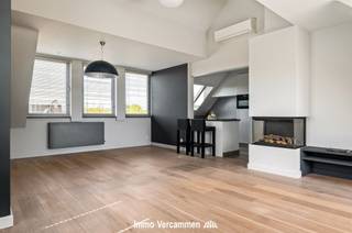 Modern furnished rooftop apartment in a green environment. Layout: entrance, living room with gas fireplace, open kitchen with modern...